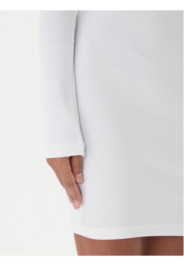 Guess Jeans Sukienka codzienna 179918 Biały Classic Fit. Okazja: na co dzień. Kolor: biały. Materiał: bawełna. Typ sukienki: proste. Styl: casual