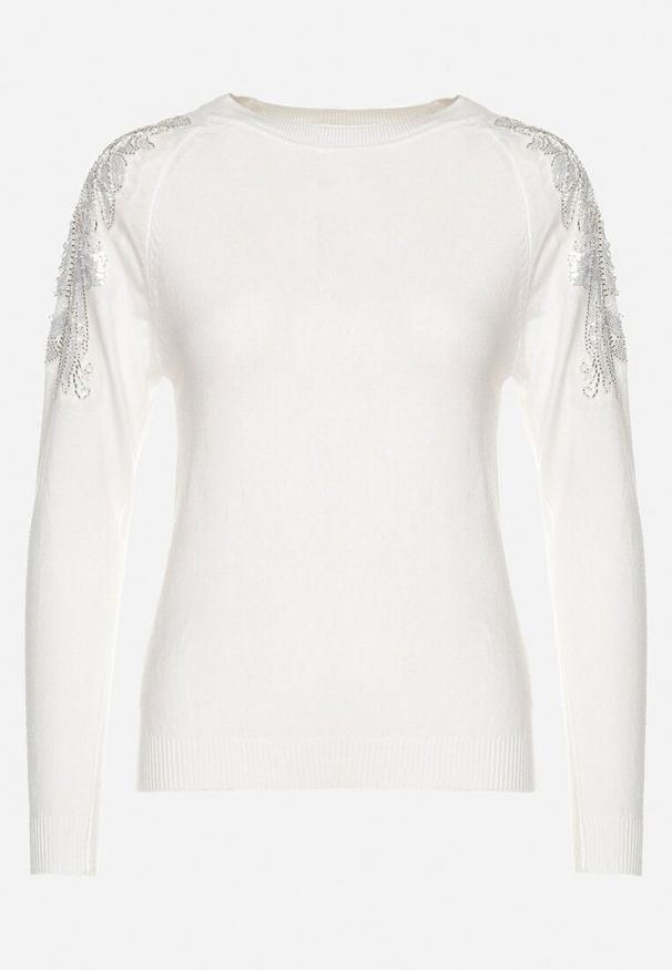 Born2be - Biały Sweter o Prostym Kroju z Biżuteryjnym Zdobieniem na Ramionach Sagilie. Okazja: na co dzień. Kolor: biały. Materiał: jeans. Wzór: aplikacja. Styl: elegancki, casual, klasyczny