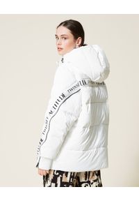 TwinSet - TWINSET - Biała kurtka z logowanym lampasem. Kolor: biały