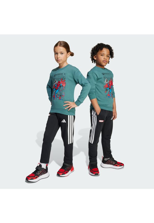 Adidas - Zestaw Marvel Spider-Man Jogger Kids. Okazja: na uczelnię. Kolor: niebieski, wielokolorowy, biały. Materiał: dresówka. Wzór: motyw z bajki. Styl: sportowy