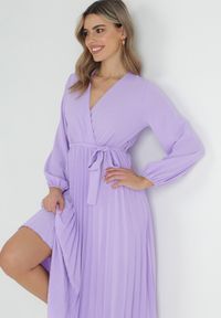 Born2be - Fioletowa Sukienka Mesyre. Okazja: na randkę, do pracy. Typ kołnierza: dekolt w kształcie V. Kolor: fioletowy. Materiał: materiał. Typ sukienki: kopertowe, plisowane. Długość: midi #3