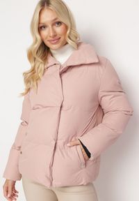 Born2be - Różowa Kurtka Pikowana ze Stójką Astasia. Typ kołnierza: kołnierzyk stójkowy. Kolor: różowy. Wzór: jednolity. Sezon: zima, jesień. Styl: elegancki #5