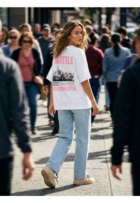 Sinsay - Bawełniana koszulka z nadrukiem na plecach - biały. Kolor: biały. Materiał: bawełna. Wzór: nadruk #1