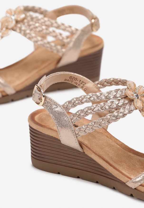Renee - Szampańskie Sandały w Stylu Boho z Plecionymi Paskami i Cyrkoniami na Koturnie Misolle. Zapięcie: pasek. Kolor: złoty. Wzór: kwiaty. Obcas: na koturnie. Styl: boho