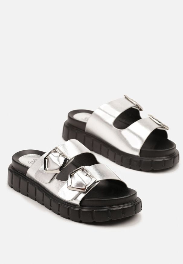 Born2be - Srebrne Klapki z Paskami z Geometrycznymi Klamrami Niliana. Okazja: na co dzień. Kolor: srebrny. Materiał: jeans. Wzór: geometria. Styl: casual, elegancki