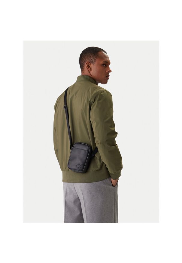 Saszetka Calvin Klein. Kolor: czarny