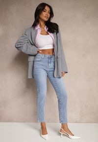 Renee - Jasnoniebieskie Jeansy High Waist o Kroju Mom Fit Delarinor. Okazja: na co dzień. Stan: podwyższony. Kolor: niebieski. Wzór: aplikacja. Styl: casual, elegancki #3