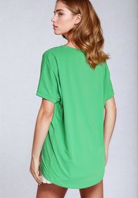 Born2be - Zielony T-shirt z Bawełny Ozdobiony Metalicznym Napisem Mironea. Okazja: na co dzień. Kolor: zielony. Materiał: bawełna. Wzór: napisy, aplikacja. Styl: klasyczny, casual, elegancki #5