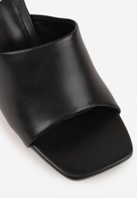 Born2be - Czarne Minimalistyczne Klapki na Słupku z Odkrytym Kwadratowym Noskiem Monaera. Okazja: na co dzień, na ślub cywilny, na wesele. Kolor: czarny. Wzór: gładki. Obcas: na słupku. Styl: casual, elegancki #2