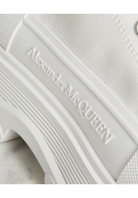 Alexander McQueen - ALEXANDER MCQUEEN - Białe sneakersy z wysoką podeszwą. Okazja: na co dzień. Nosek buta: okrągły. Kolor: biały. Materiał: bawełna, guma #2