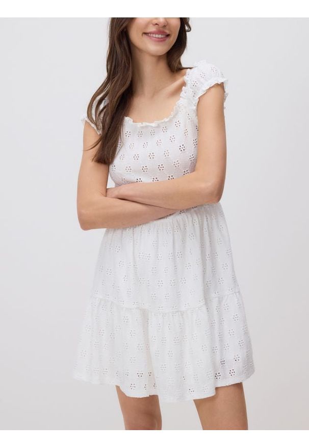 Reserved - Ażurowa sukienka mini - biały. Kolor: biały. Materiał: dzianina. Wzór: ażurowy. Długość: mini