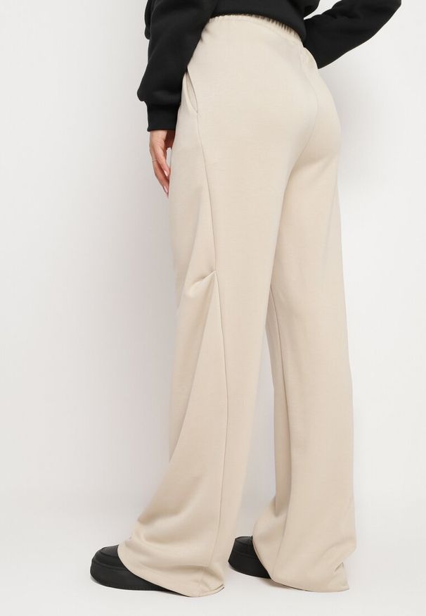 Born2be - Beżowe Szerokie Spodnie z Wysokim Stanem i Gumką w Pasie Lobria. Okazja: na co dzień. Stan: podwyższony. Kolor: beżowy. Materiał: jedwab. Długość: długie. Styl: casual, elegancki, wizytowy