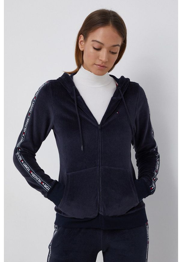 TOMMY HILFIGER - Tommy Hilfiger Bluza damska kolor granatowy z kapturem z nadrukiem. Okazja: na co dzień. Typ kołnierza: kaptur. Kolor: niebieski. Materiał: dzianina, bawełna. Wzór: nadruk. Styl: casual