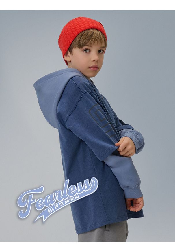 4f - 4F T-shirt loose z nadrukiem chłopięcy - granatowy 134/140 (8-10 lat). Okazja: na co dzień, na uczelnię. Typ kołnierza: dekolt w serek. Kolor: niebieski. Materiał: dzianina, bawełna. Wzór: nadruk. Sezon: lato. Styl: casual, vintage, sportowy