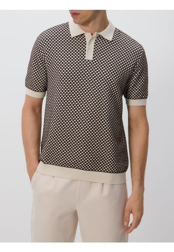 Reserved - Sweter polo ze strukturalnej dzianiny - ciemnobrązowy. Typ kołnierza: polo. Kolor: brązowy. Materiał: dzianina