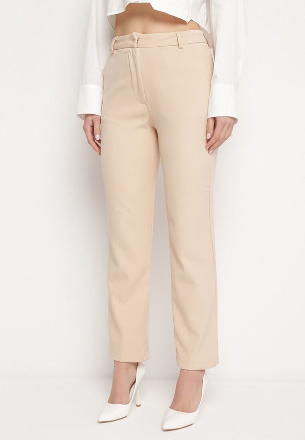 Born2be - Jasnobeżowe Garniturowe Spodnie z Wysokim Stanem i Prostymi Nogawkami Liea. Stan: podwyższony. Kolor: beżowy. Materiał: tkanina. Styl: elegancki