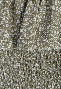 Born2be - Ciemnozielona Bawełniana Sukienka z Hiszpańskim Dekoltem i Marszczoną Górą w Kwiaty Samorea. Okazja: na co dzień. Kolor: zielony. Materiał: bawełna. Wzór: kwiaty. Styl: casual, elegancki #7