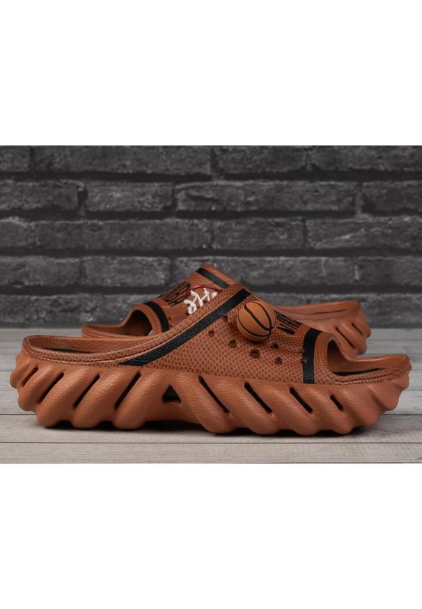 Klapki męskie Crocs NBA ECHO SLIDE. Kolor: czarny, brązowy, wielokolorowy. Sport: pływanie
