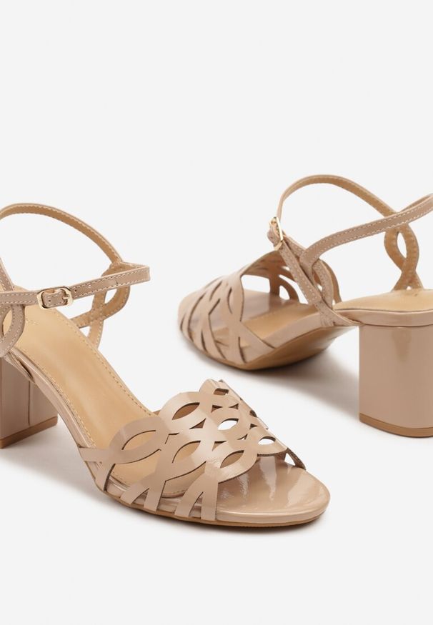 Renee - Ciemnobeżowe Sandały Vices na Słupkowym Obcasie z Lakierowanym Połyskiem Amelline. Okazja: na co dzień. Zapięcie: pasek. Kolor: beżowy. Materiał: lakier. Wzór: aplikacja. Obcas: na obcasie. Styl: casual, elegancki. Wysokość obcasa: średni