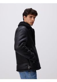 Reserved - Kurtka z kołnierzem - czarny. Kolor: czarny. Materiał: tkanina. Wzór: gładki #1