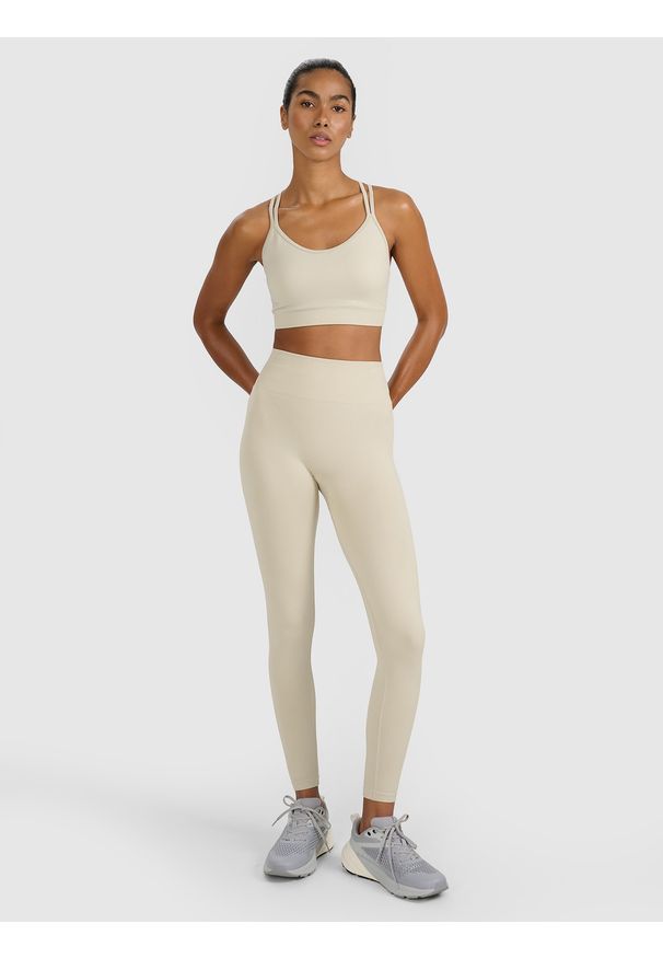 4f - 4F Biustonosz treningowy z niskim wsparciem - beżowy M/L. Kolor: beżowy. Materiał: elastan, włókno, syntetyk, materiał, jersey. Rodzaj stanika: wyciągane miseczki. Wzór: gładki, ze splotem. Sport: fitness, joga i pilates