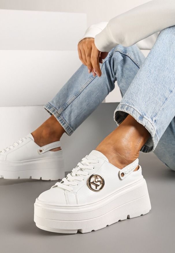 Born2be - Białe Sneakersy Vices na Grubej Tłoczonej Podeszwie z Paskiem na Pięcie i Metaliczną Ozdobą Zenfedi. Okazja: na co dzień. Zapięcie: pasek. Kolor: biały. Materiał: jeans. Szerokość cholewki: normalna. Wzór: aplikacja
