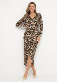Born2be - Ciemnobeżowa Koktajlowa Kopertowa Sukienka w Panterkę o Dopasowanym Kroju z Gumką w Pasie Nikika. Okazja: na co dzień. Kolor: beżowy. Materiał: jeans. Wzór: motyw zwierzęcy. Typ sukienki: kopertowe. Styl: wizytowy #1