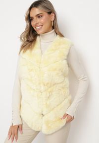 Born2be - Żółta Futrzana Kamizelka z Wstawkami Sasireka. Kolor: żółty. Materiał: futro #5
