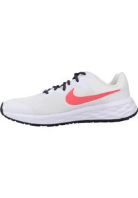 Buty do biegania dla dzieci Nike 001 Revolution 6. Zapięcie: sznurówki. Kolor: biały, brązowy, pomarańczowy, wielokolorowy. Materiał: tkanina. Szerokość cholewki: normalna. Model: Nike Revolution