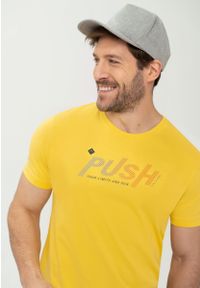 Volcano - Męski t-shirt z napisem T-PUSH. Okazja: na co dzień. Kolor: żółty. Materiał: materiał, bawełna, włókno, skóra. Długość rękawa: krótki rękaw. Długość: krótkie. Wzór: napisy. Styl: casual, klasyczny, sportowy