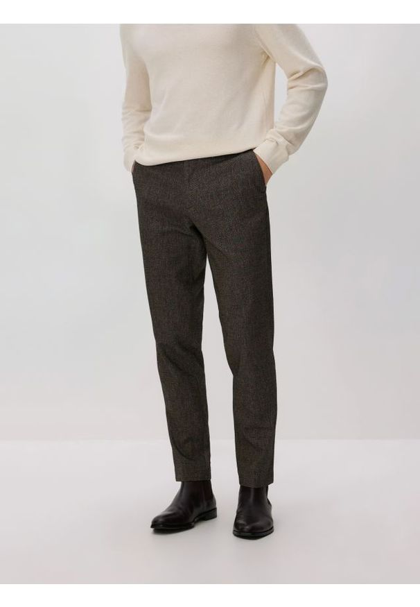Reserved - Spodnie chino slim fit - ciemnobrązowy. Kolor: brązowy. Materiał: tkanina, bawełna