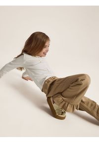 Reserved - Materiałowe spodnie z łańcuszkiem - beżowy. Kolor: beżowy. Materiał: materiał