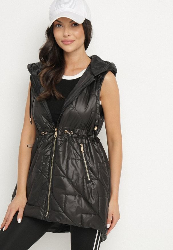 Born2be - Czarna Kamizelka Pikowana z Nieodpinanym Kapturem Lisandora. Okazja: na spacer. Kolor: czarny. Sezon: wiosna. Styl: klasyczny