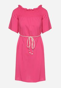 Born2be - Fuksjowa Sukienka z Wiskozą Bawełną Hiszpańskim Dekoltem i Sznurkiem Lilarenne. Okazja: na co dzień. Kolor: różowy. Materiał: bawełna, wiskoza. Sezon: lato. Styl: casual, elegancki #6