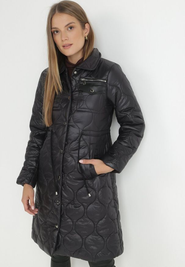 Born2be - Czarna Kurtka za Kolano z Kołnierzem Pikowana Chloime. Kolor: czarny. Materiał: materiał