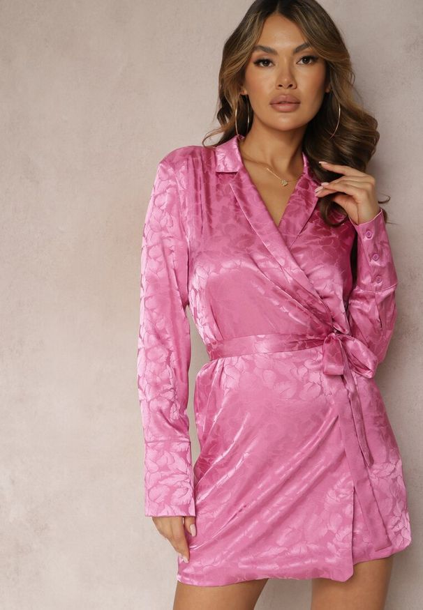 Renee - Różowa Kopertowa Sukienka Mini Wiązana w Pasie Wilera. Kolor: różowy. Typ sukienki: kopertowe. Styl: elegancki. Długość: mini