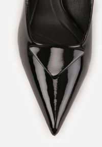 Renee - Czarne Czółenka Lakierowane na Kaczuszce z Trójkątną Ozdobą Omenra. Okazja: do pracy, na spotkanie biznesowe. Kolor: czarny. Materiał: lakier. Wzór: aplikacja. Obcas: na szpilce. Styl: biznesowy. Wysokość obcasa: niski #9