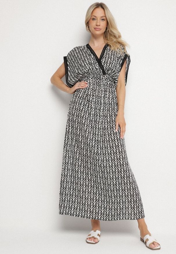 Born2be - Czarno-Biała Bawełniana Sukienka Rozkloszowana z Koronkowymi Wstawkami Laniwena. Kolor: czarny. Materiał: bawełna, koronka. Sezon: lato