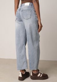 Born2be - Niebieskie Bawełniane Jeansy o Asymetrycznym Kroju Typu Balloon z Dziurami Nediara. Okazja: na co dzień. Kolor: niebieski. Styl: casual, elegancki #3