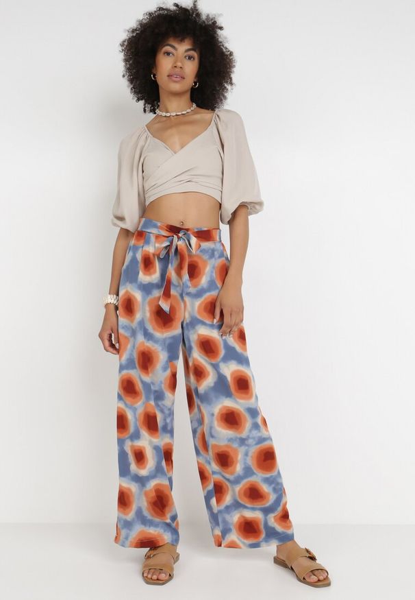 Born2be - Niebiesko-Czerwone Spodnie Elitea. Stan: podwyższony. Kolor: niebieski. Długość: długie. Wzór: paski. Sezon: wiosna, lato