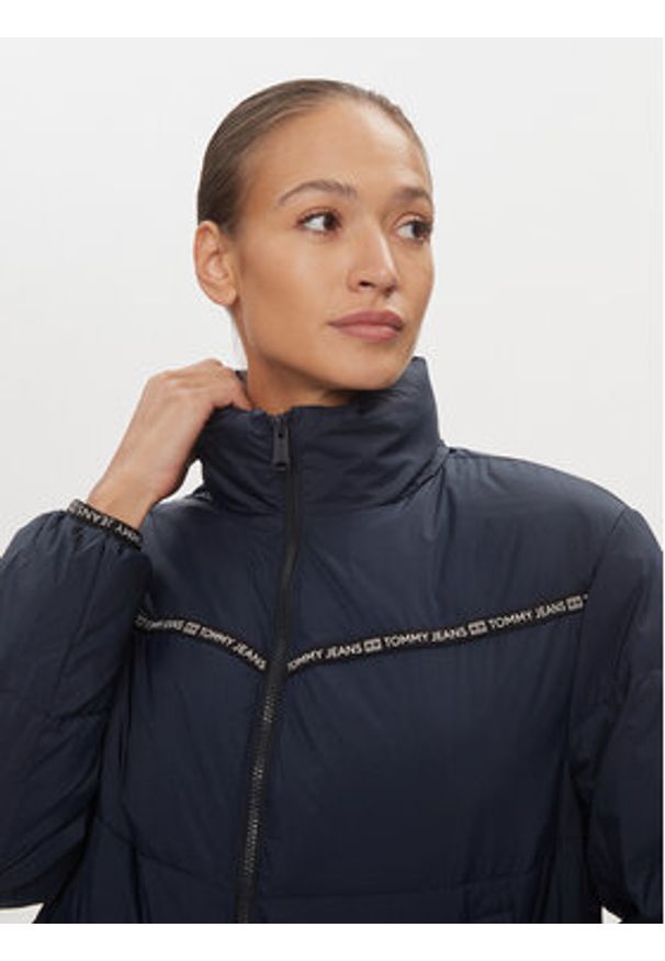 Tommy Jeans Kurtka przejściowa DW0DW17238 Granatowy Regular Fit. Kolor: niebieski. Materiał: syntetyk