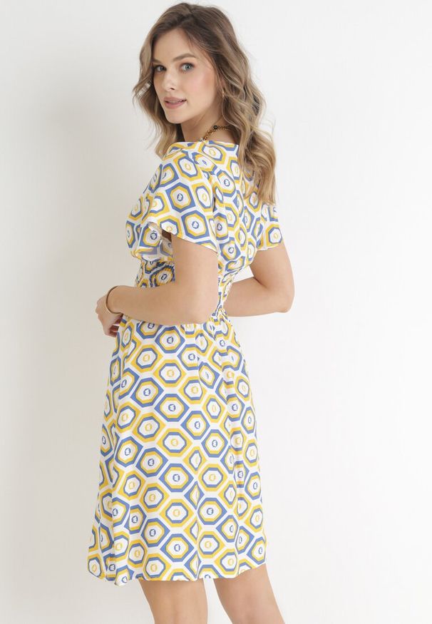 Born2be - Żółta Sukienka Mini z Wiskozy z Gumką w Pasie i Kopertowym Dekoltem Karisa. Kolor: żółty. Materiał: wiskoza. Długość rękawa: krótki rękaw. Sezon: wiosna, lato. Typ sukienki: kopertowe. Długość: mini