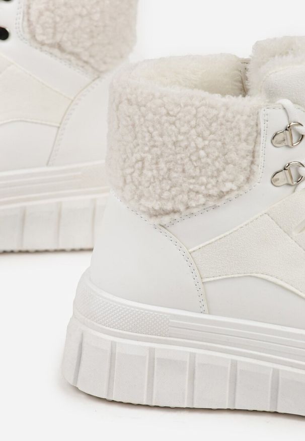 Renee - Białe Botki na Grubej Podeszwie z Futerkiem Nemda. Okazja: na co dzień. Nosek buta: okrągły. Zapięcie: sznurówki. Kolor: biały. Materiał: futro. Szerokość cholewki: normalna. Styl: casual, elegancki