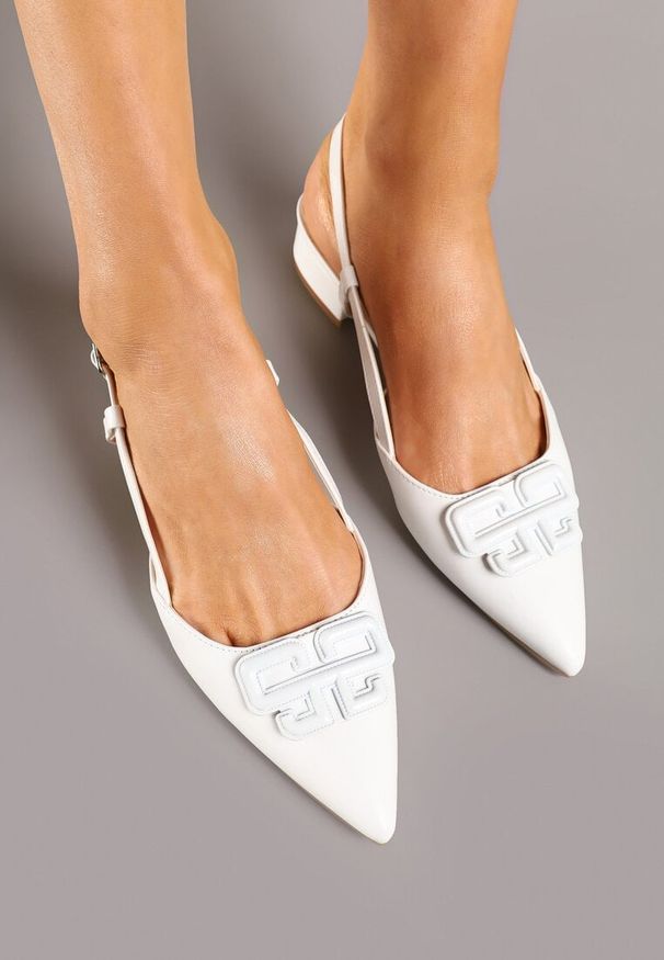Renee - Białe Sandały Slingback z Geometryczną Ozdobą Setaliena. Okazja: na co dzień. Nosek buta: szpiczasty. Zapięcie: pasek. Kolor: biały. Wzór: aplikacja, geometria. Sezon: lato. Obcas: na obcasie. Styl: klasyczny, casual, elegancki. Wysokość obcasa: niski