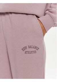 New Balance Spodnie dresowe Graphic WP43500 Fioletowy Relaxed Fit. Kolor: fioletowy. Materiał: bawełna