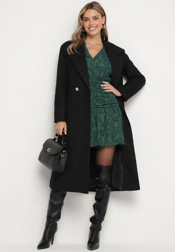 Born2be - Ciemnozielona Koronkowa Sukienka z Kopertowym Dekoltem i Marszczeniami Labisse. Okazja: na co dzień. Typ kołnierza: dekolt kopertowy. Kolor: zielony. Materiał: koronka. Typ sukienki: kopertowe. Styl: casual, klasyczny