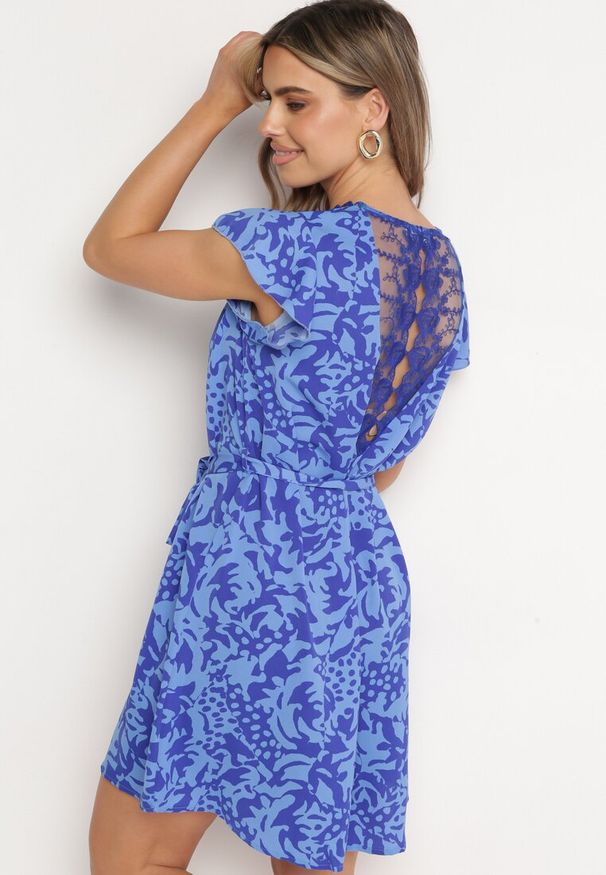 Born2be - Niebiesko-Granatowa Sukienka z Krótkim Rękawem Ozdobiona Siateczką przy Dekolcie z Materiałowym Paskiem Meada. Kolor: niebieski. Materiał: materiał. Długość rękawa: krótki rękaw. Wzór: aplikacja. Typ sukienki: dopasowane. Styl: elegancki