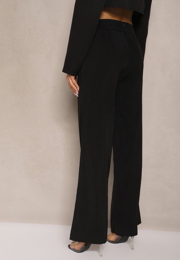 Renee - Czarne Spodnie High Waist o Szerokim Fasonie z Paskiem i Złotym Metalicznym Detalem Eniarra. Okazja: do pracy. Stan: podwyższony. Kolor: czarny. Materiał: jedwab. Styl: elegancki