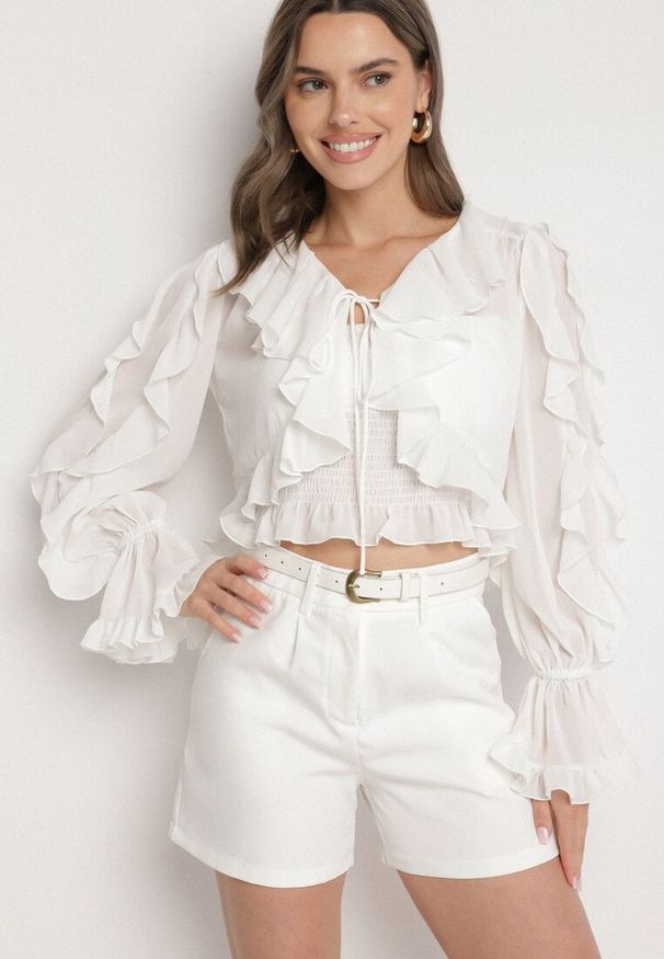 Born2be - Biała Bluzka z Wiązaniem i Falbankami z Dodatkowym Topem na Ramiączkach Mirasiela. Okazja: na co dzień. Typ kołnierza: kołnierz z falbankami. Kolor: biały. Materiał: jeans. Długość rękawa: na ramiączkach. Długość: długie. Wzór: aplikacja. Styl: casual, elegancki