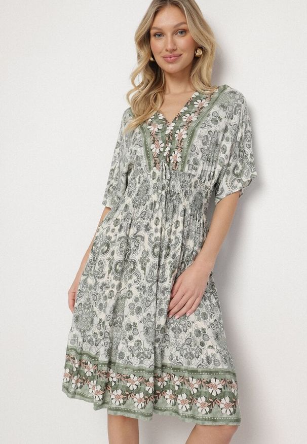 Born2be - Ciemnozielona Sukienka z Wiskozy w Ornamentalny Wzór z Szeroką Gumką w Pasie Tanissla. Okazja: do pracy, na spotkanie biznesowe, na co dzień, na randkę. Typ kołnierza: dekolt w kształcie V. Kolor: zielony. Materiał: wiskoza. Długość rękawa: krótki rękaw. Sezon: wiosna, lato. Styl: klasyczny, casual, elegancki, biznesowy